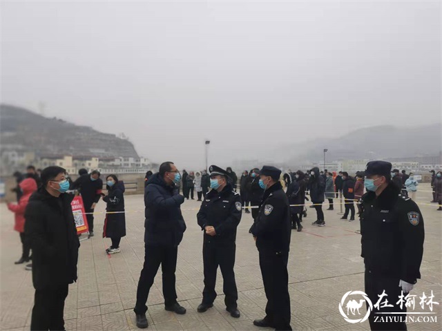 绥德县公安局副局长李进督导检查核酸检测点安保执勤工作