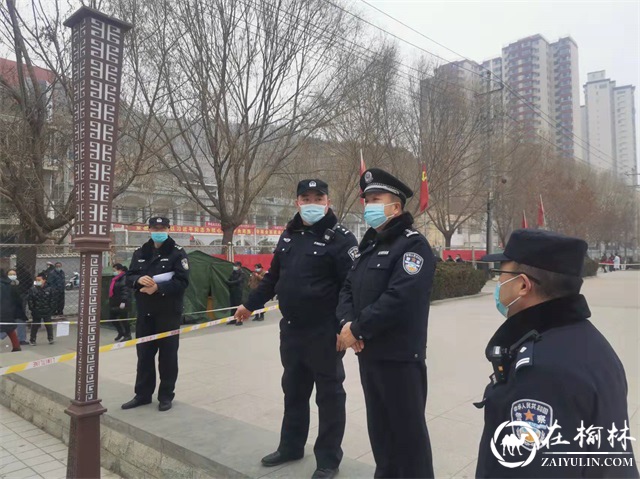 绥德县公安局副局长李进督导检查核酸检测点安保执勤工作