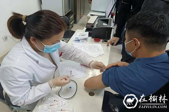 神木市碾房峁治超站积极开展新冠疫苗第三剂加强针接种工作