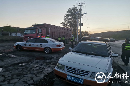 神木市碾房峁治超站成功打响新年治超工作第一仗