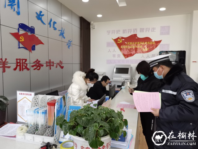 春运首日，靖边交警整治宣传齐头并进