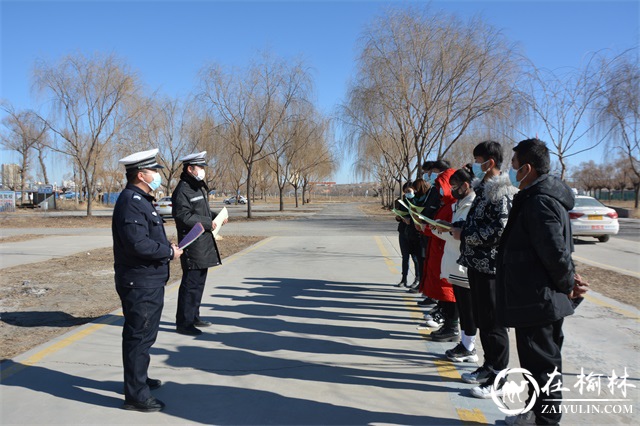 春运首日，靖边交警整治宣传齐头并进