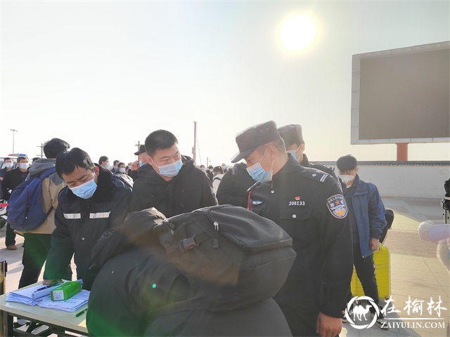 党支部书记陈伟锋与防疫人员登记出站旅客信息