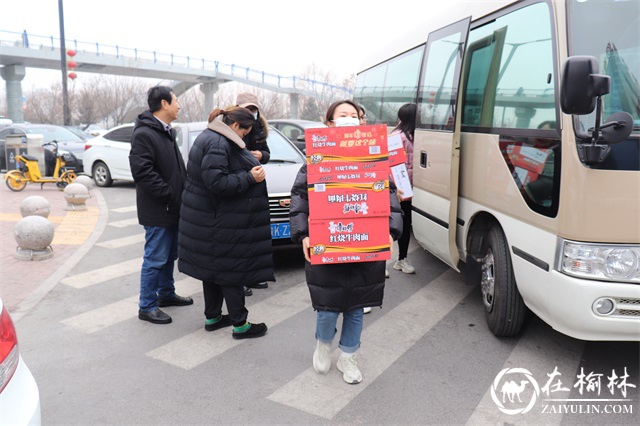 榆林市政协各界爱心济困协会向沙河路街道雨润路社区捐赠抗疫物资