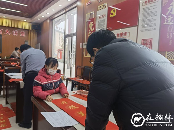 沙河路街道榆康社区开展“迎新春 送春联”活动