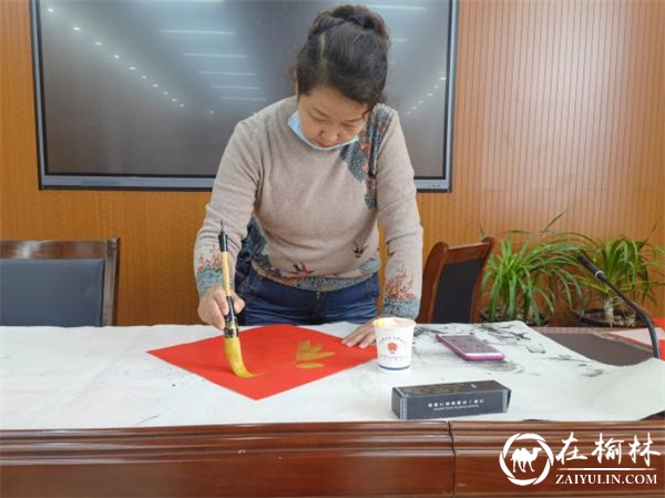 沙河路街道榆康社区开展“迎新春 送春联”活动