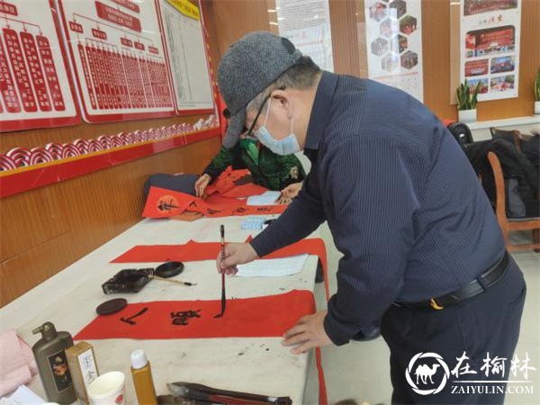 沙河路街道榆康社区开展“迎新春 送春联”活动