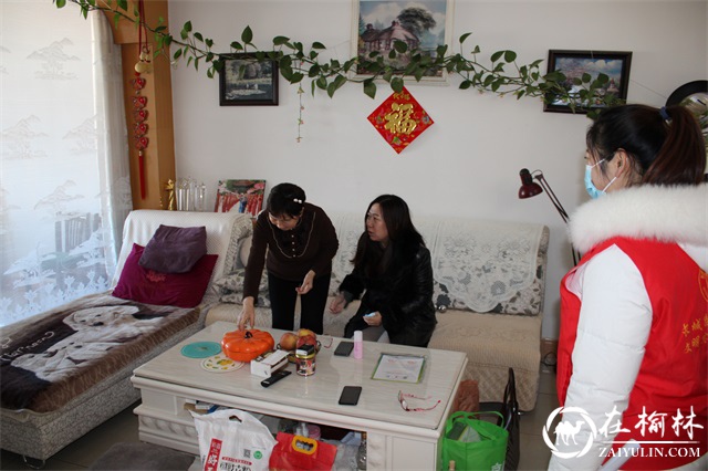 榆阳区长城路街道滨河路社区开展“情系老年人 冬日送温暖”慰问活动