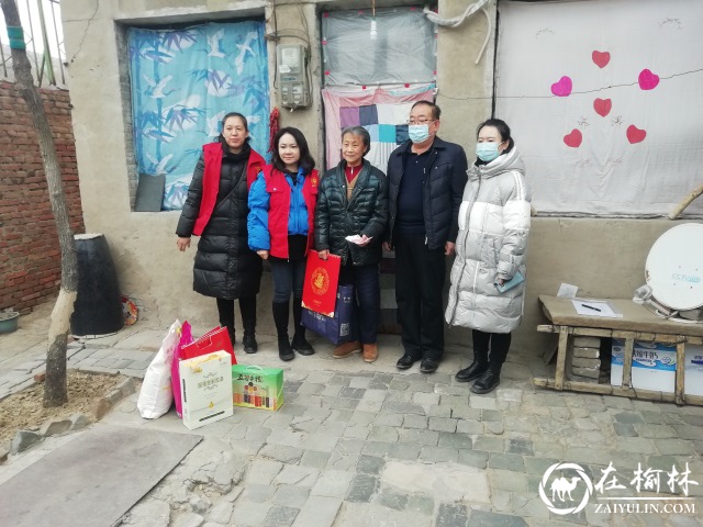 新明楼街道定慧寺社区:看望慰问辖区困难群众