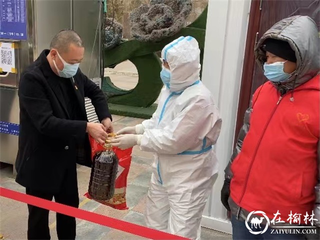 榆阳区人大代表杜常飞慰问二里半社区防疫一线工作人员