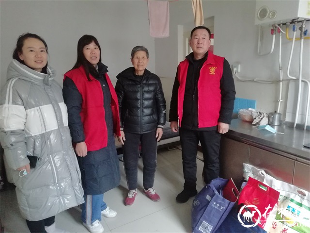 新明楼街道定慧寺社区:看望慰问辖区困难群众