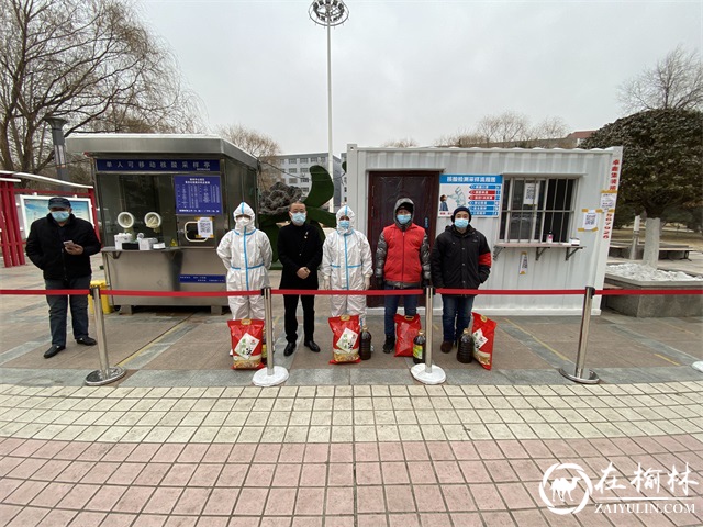 榆阳区人大代表杜常飞慰问二里半社区防疫一线工作人员