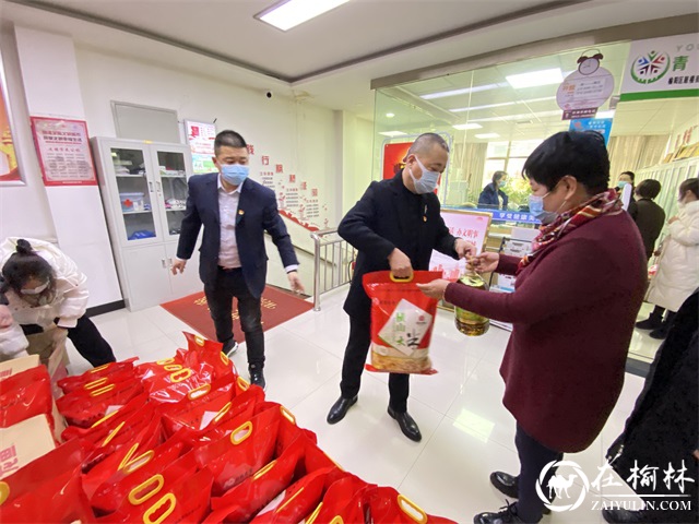 榆阳区人大代表杜常飞慰问二里半社区防疫一线工作人员