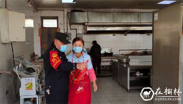 陕西蒲城：春运驻守小站的“警务夫妻兵”