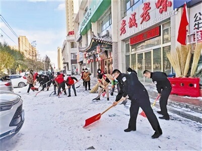 图为志愿者对街道积雪进行清理。 魏潇佳 摄