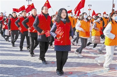 定边县千人健步走活动在新修建的五福广场上举行