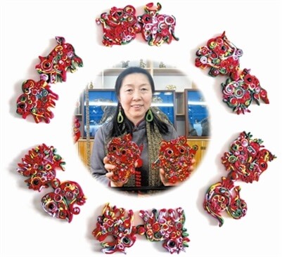 白翠萍与她的盘扣系列作品《十二生肖》。马蕊 摄