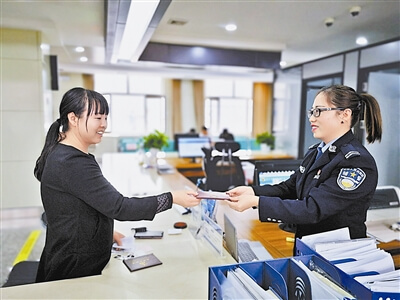 为群众办理证件 宋艳霞 摄