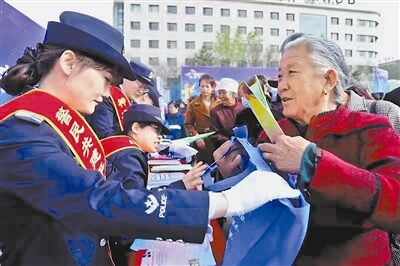 开展平安建设宣传 宋艳霞 摄