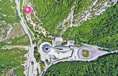 陕建九建集团承建九寨沟景区沟口游客服务中心。