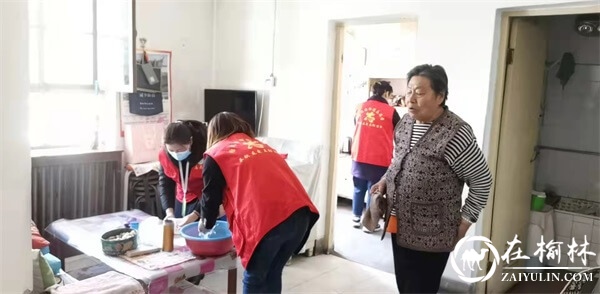 榆阳区崇文办芹涧路社区开展“学雷锋，做好事”系列活动