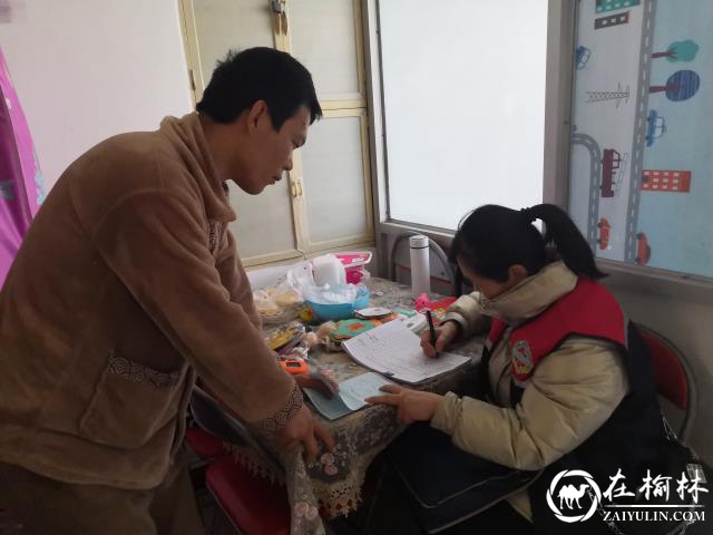 榆阳区新明楼街道定慧寺社区“敲门行动”进行中