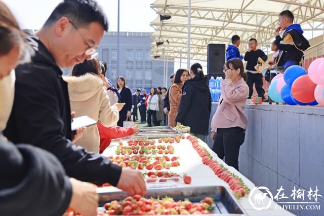 神木职教中心举行庆“三八”国际劳动妇女节教工拔河比赛