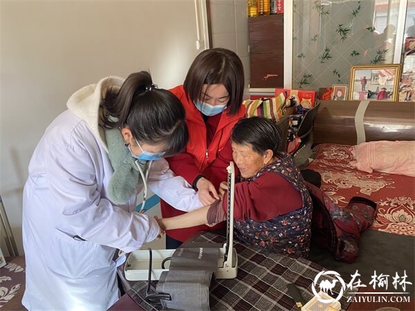 榆阳区长城路街道滨河路社区开展义诊义剪学雷锋志愿活动