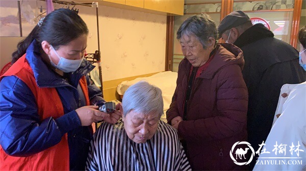 榆阳区长城路街道滨河路社区开展义诊义剪学雷锋志愿活动