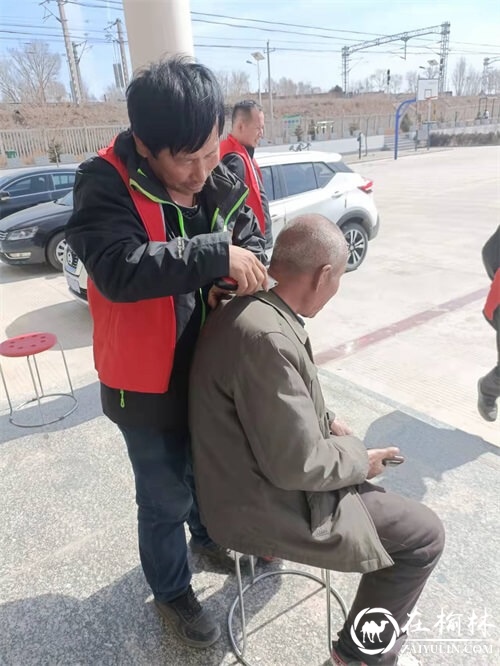志愿者为老人理发