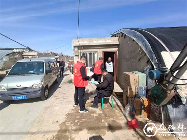 志愿者向群众宣传环境保护知识