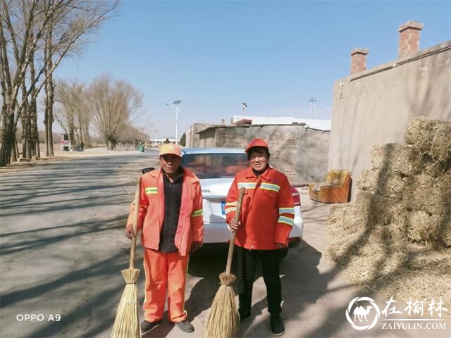 志愿者打扫村内主干道环境卫生
