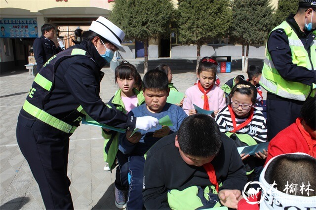 开学第一课！靖边交警走进校园送交通安全宣传“大礼包”