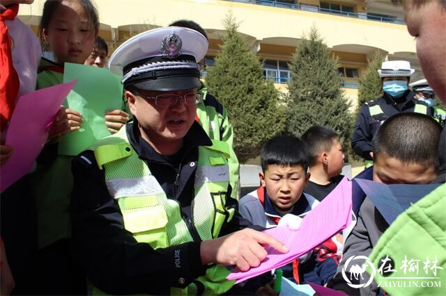 开学第一课！靖边交警走进校园送交通安全宣传“大礼包”