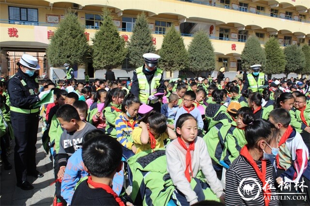 开学第一课！靖边交警走进校园送交通安全宣传“大礼包”