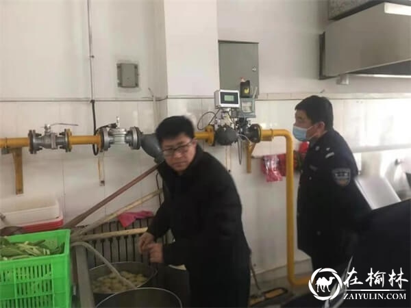 靖边公安新庄派出所组织民警进行校园安全大检查