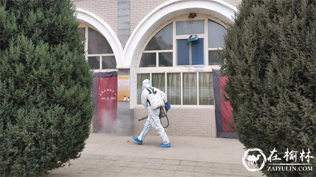 米脂蓝天救援队进校园开展义务消杀活动，助力疫情防控