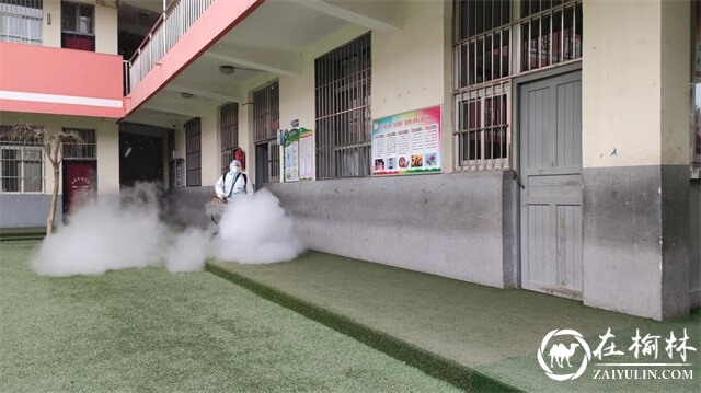 米脂蓝天救援队进校园开展义务消杀活动，助力疫情防控