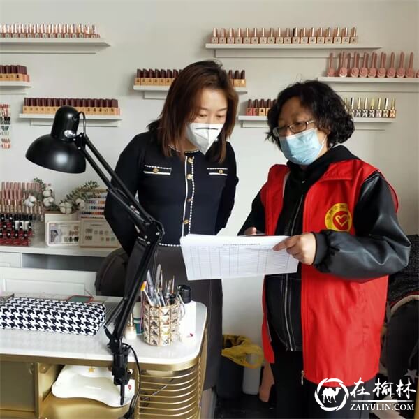 驼峰路街道东岳路社区积极督促辖区商户、小区落实疫情防控工作措施