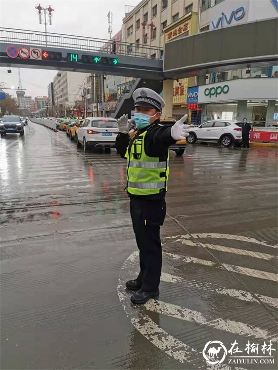 雨天“守路人”，靖边交警坚守岗位保畅通