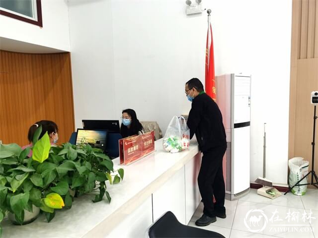 生活需要加“碘”盐 ——明珠路街道裕华路社区扎实开展碘盐发放工作