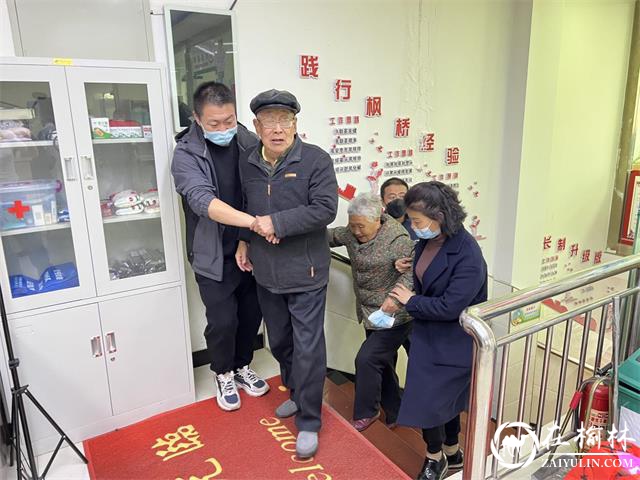 榆阳区鼓楼街道办暖心服务60岁以上老人接种新冠疫苗