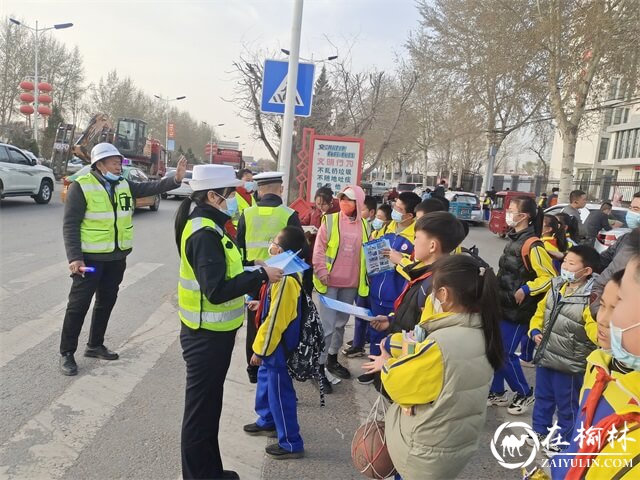 靖边交警开展“马路式”交通安全宣传活动  助力“全国中小学生安全教育日”