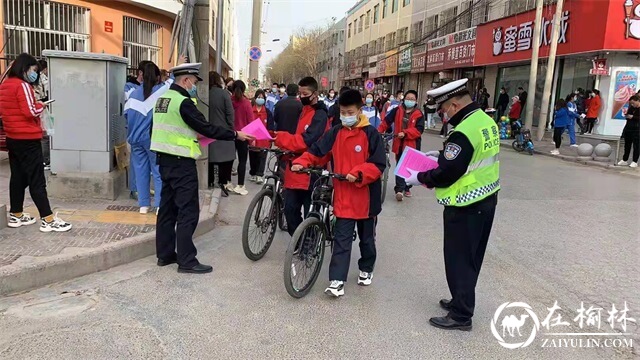 靖边交警开展“马路式”交通安全宣传活动  助力“全国中小学生安全教育日”