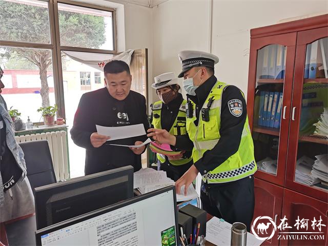 春意盎然，靖边交警乘春风挨个走访学校签订“一盔一带”承诺书