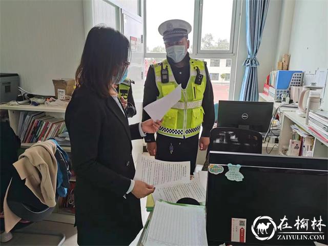 春意盎然，靖边交警乘春风挨个走访学校签订“一盔一带”承诺书