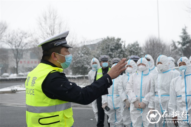 靖边公安双磊：全力护送大学生返程中的靓丽“警色”