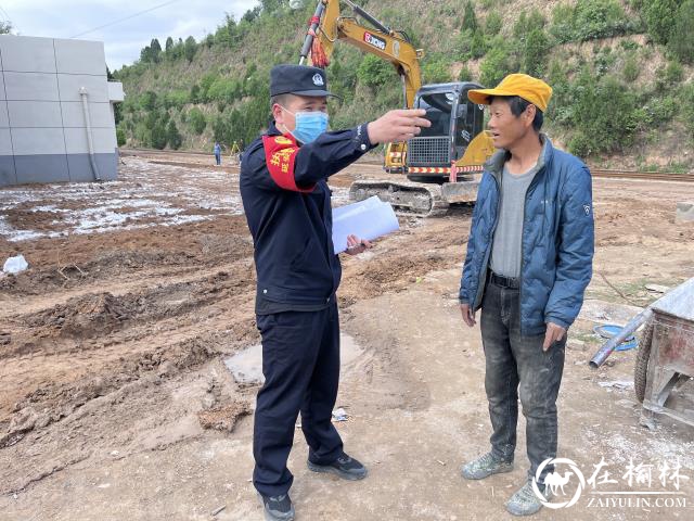 男子在铁路保护区内挖沙取土影响铁路运行安全被处罚