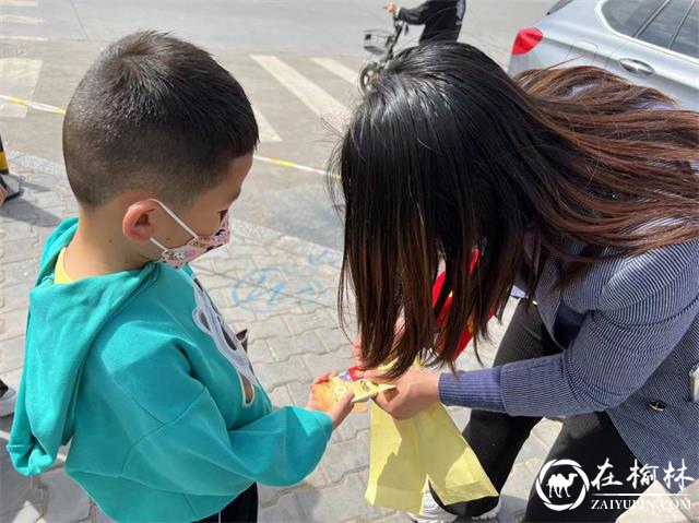 榆阳区鼓楼街道办:疫情无情,“贴贴”暖心
