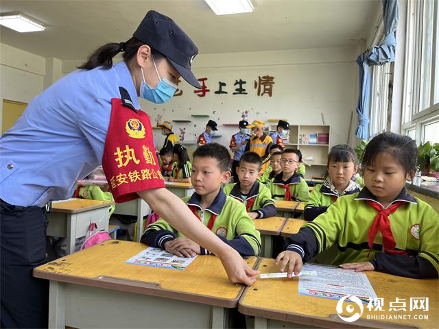 延安铁警开展“5.26我爱路”集中宣传活动